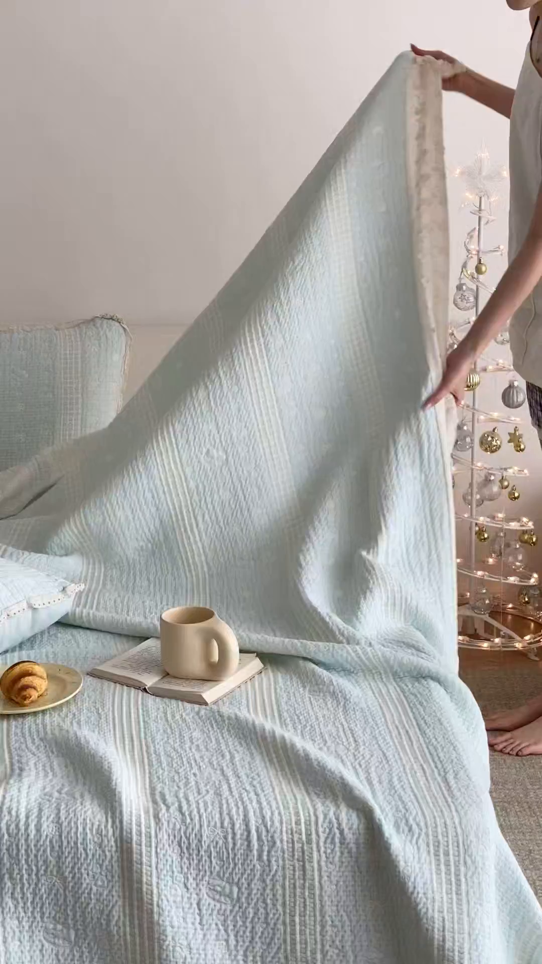 91家纺网 家纺一手货源 找家纺 麻依 2026新款韩国花边床盖三件套系列 甜心小猫-水蓝