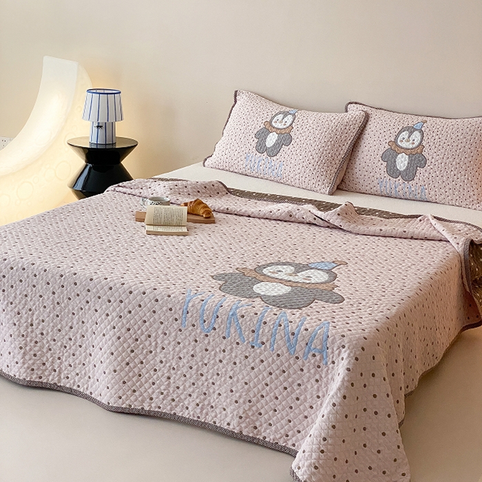 91家纺网 家纺一手货源 找家纺 麻依 2026新款软萌纱布床盖三件套系列 豆豆企鹅