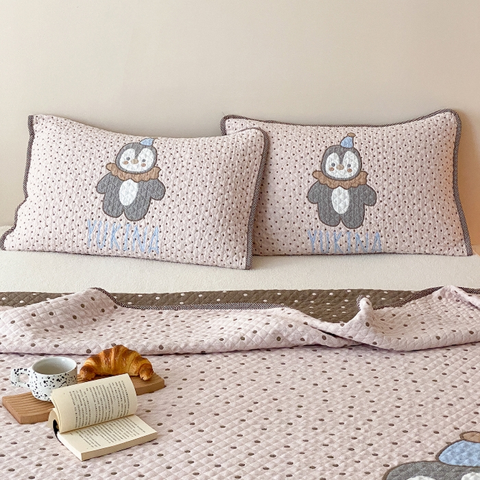 91家纺网 家纺一手货源 找家纺 麻依 2026新款软萌纱布床盖三件套系列 豆豆企鹅