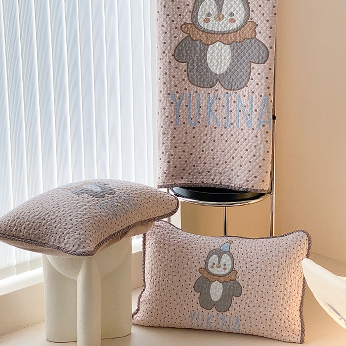 91家纺网 家纺一手货源 找家纺 麻依 2026新款软萌纱布床盖三件套系列 豆豆企鹅