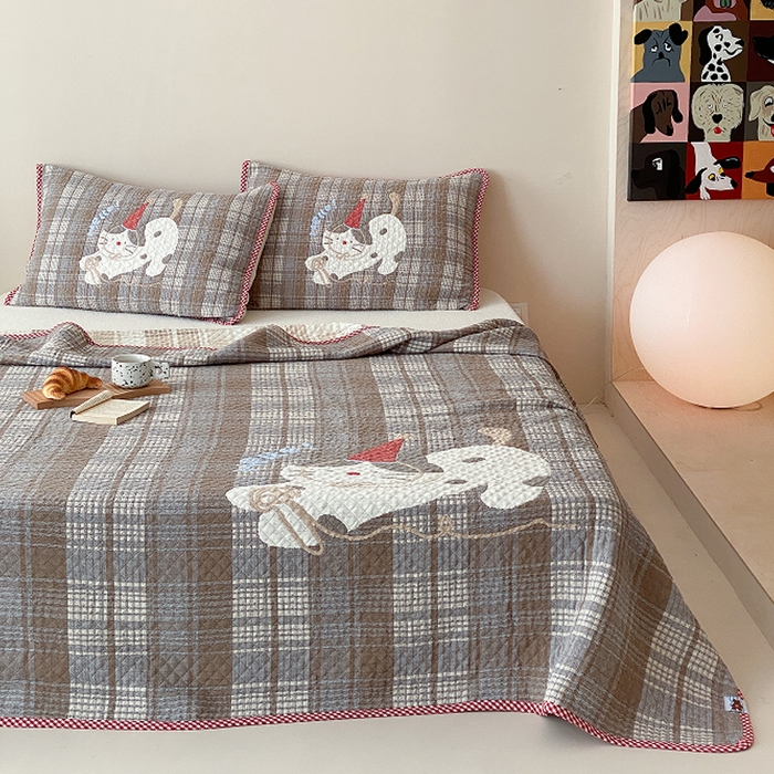 91家纺网 家纺一手货源 找家纺 麻依 2026新款软萌纱布床盖三件套系列 玩耍小咪