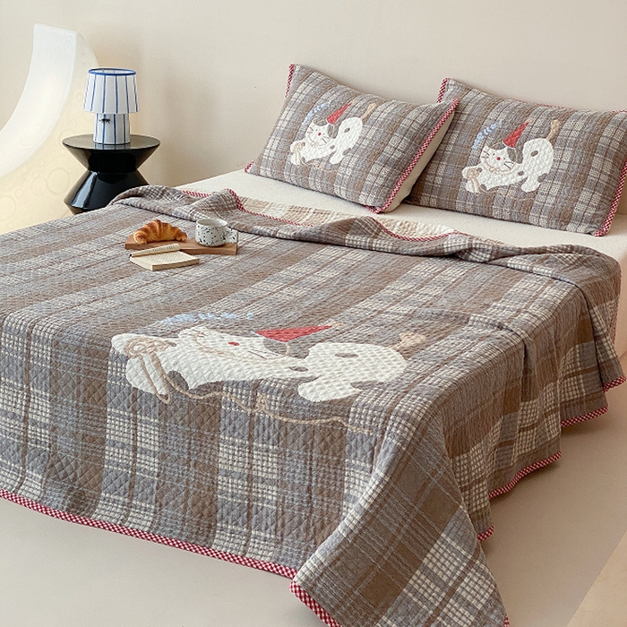 91家纺网 家纺一手货源 找家纺 麻依 2026新款软萌纱布床盖三件套系列 玩耍小咪