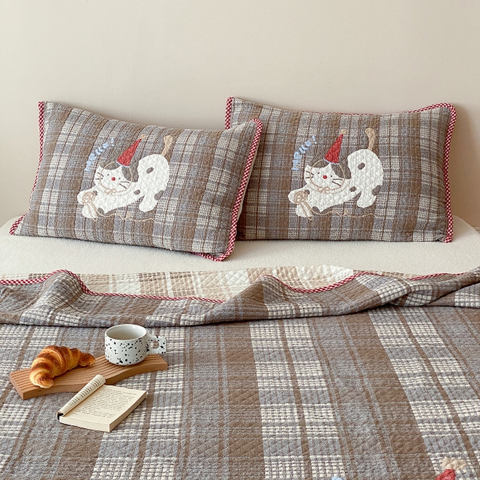 91家纺网 家纺一手货源 找家纺 麻依 2026新款软萌纱布床盖三件套系列 玩耍小咪