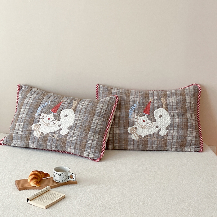 91家纺网 家纺一手货源 找家纺 麻依 2026新款软萌纱布床盖三件套系列 玩耍小咪