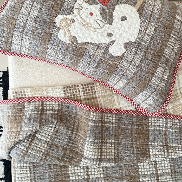 91家纺网 家纺一手货源 找家纺 麻依 2026新款软萌纱布床盖三件套系列 玩耍小咪