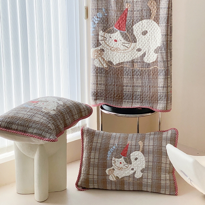 91家纺网 家纺一手货源 找家纺 麻依 2026新款软萌纱布床盖三件套系列 玩耍小咪