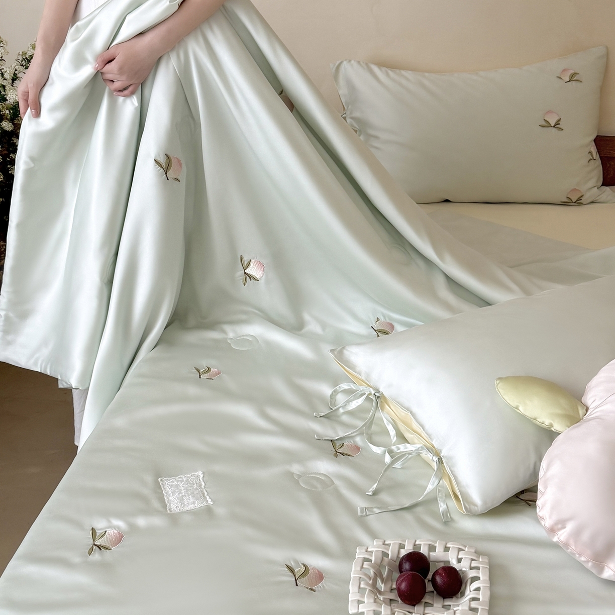 91家纺网 家纺一手货源 找家纺 （总）鹿班家居 2026新款60S兰精天丝刺绣夏被夏凉被空调被-粉色桃桃（标准会员-20元）