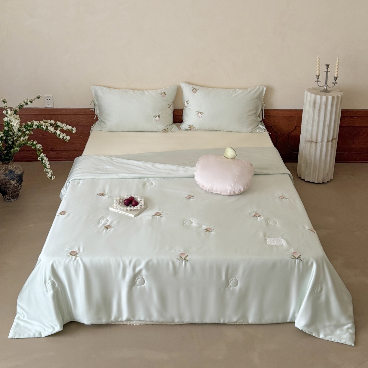 91家纺网 家纺一手货源 找家纺 （总）鹿班家居 2026新款60S兰精天丝刺绣夏被夏凉被空调被-粉色桃桃（标准会员-20元）