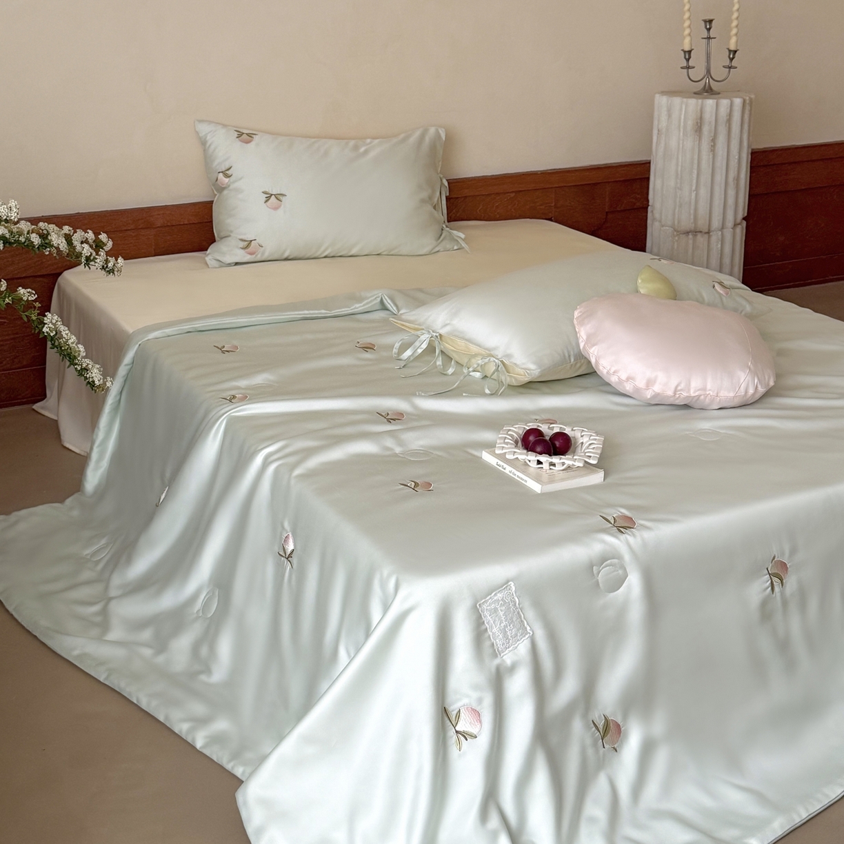 91家纺网 家纺一手货源 找家纺 （总）鹿班家居 2026新款60S兰精天丝刺绣夏被夏凉被空调被-粉色桃桃（标准会员-20元）