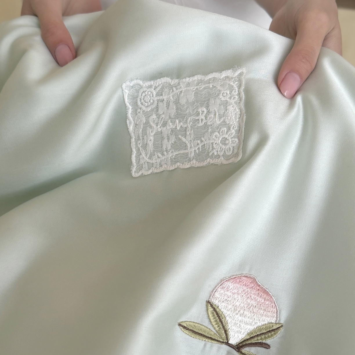 91家纺网 家纺一手货源 找家纺 （总）鹿班家居 2026新款60S兰精天丝刺绣夏被夏凉被空调被-粉色桃桃（标准会员-20元）