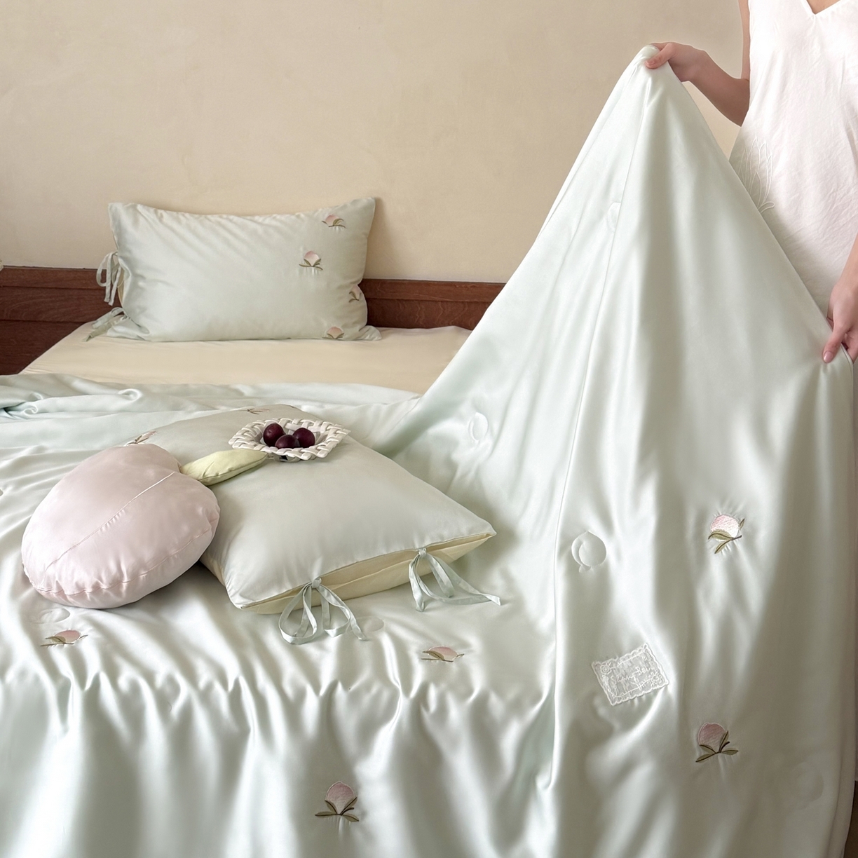 91家纺网 家纺一手货源 找家纺 （总）鹿班家居 2026新款60S兰精天丝刺绣夏被夏凉被空调被-粉色桃桃（标准会员-20元）