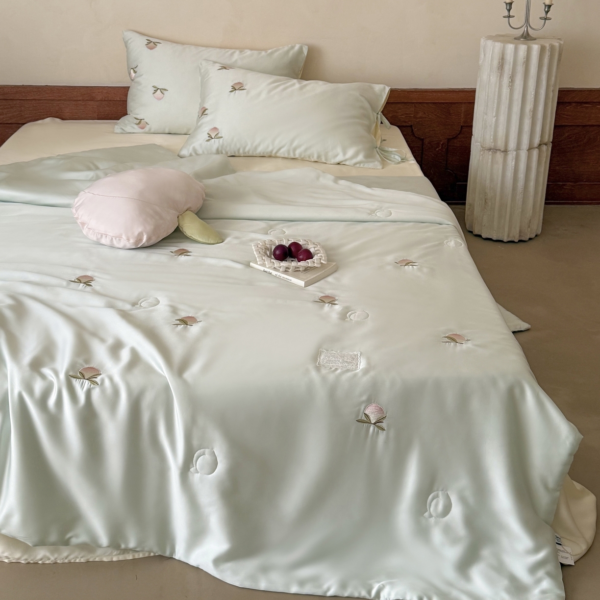 91家纺网 家纺一手货源 找家纺 （总）鹿班家居 2026新款60S兰精天丝刺绣夏被夏凉被空调被-粉色桃桃（标准会员-20元）