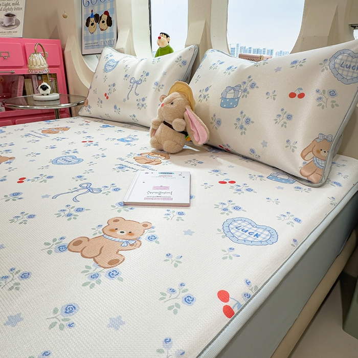 91家纺网 家纺一手货源 找家纺 丝羽坊 2026新款小版印花碳光冰丝凉席床笠款 蓝花熊语