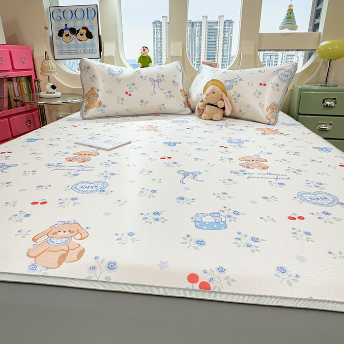 91家纺网 家纺一手货源 找家纺 丝羽坊 2026新款小版印花碳光冰丝凉席床笠款 蓝花熊语