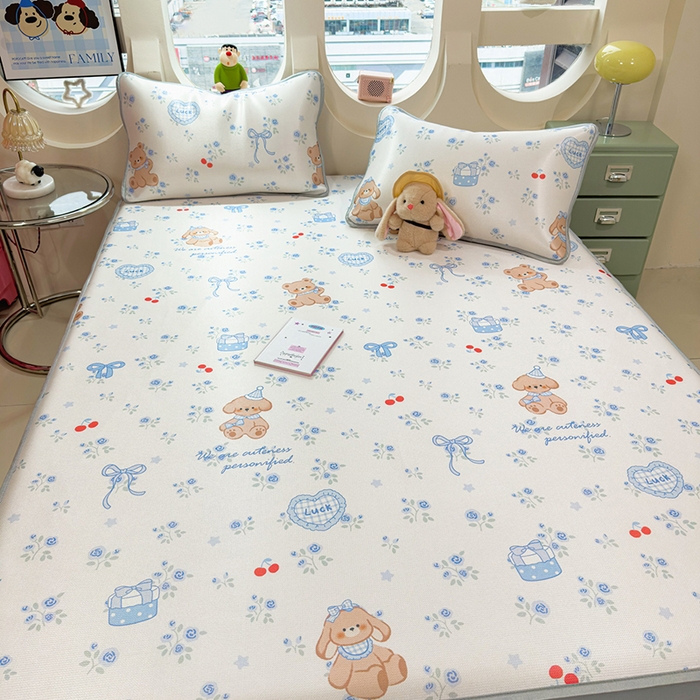 91家纺网 家纺一手货源 找家纺 丝羽坊 2026新款小版印花碳光冰丝凉席床笠款 蓝花熊语