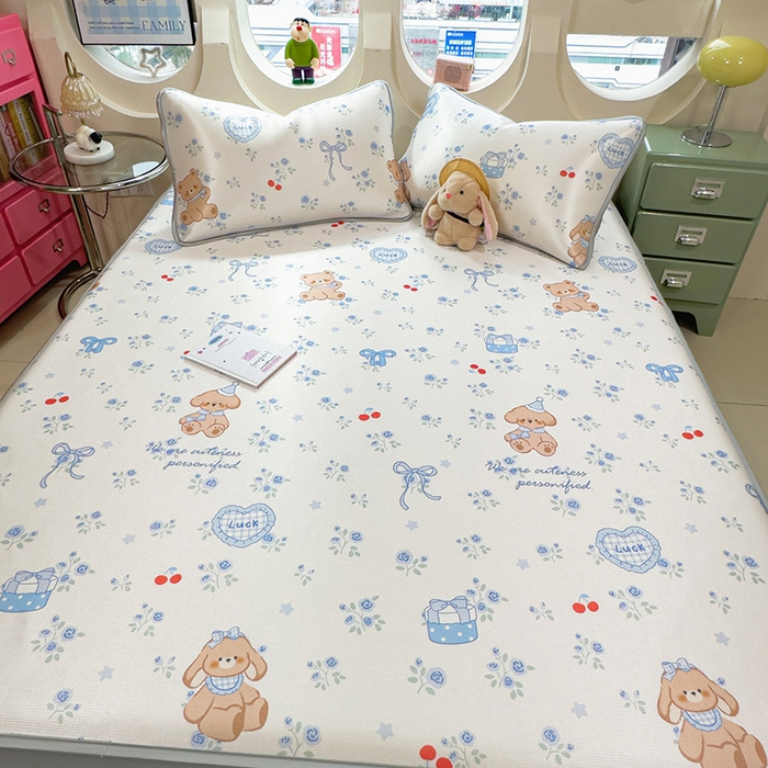 91家纺网 家纺一手货源 找家纺 丝羽坊 2026新款小版印花碳光冰丝凉席床笠款 蓝花熊语