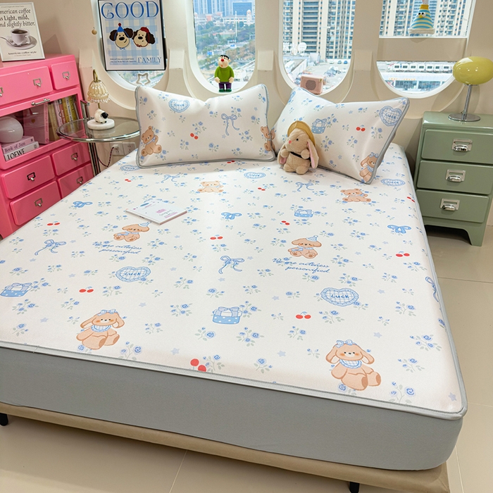 91家纺网 家纺一手货源 找家纺 丝羽坊 2026新款小版印花碳光冰丝凉席床笠款 蓝花熊语