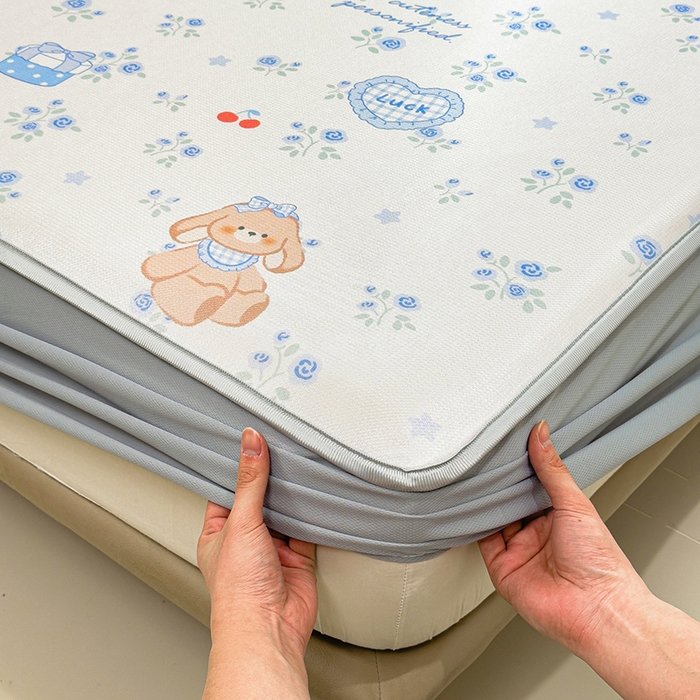 91家纺网 家纺一手货源 找家纺 丝羽坊 2026新款小版印花碳光冰丝凉席床笠款 蓝花熊语