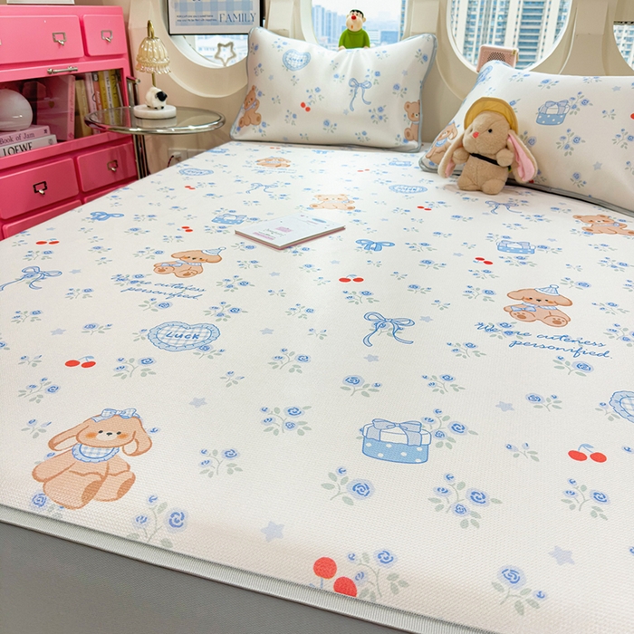 91家纺网 家纺一手货源 找家纺 丝羽坊 2026新款小版印花碳光冰丝凉席床笠款 蓝花熊语