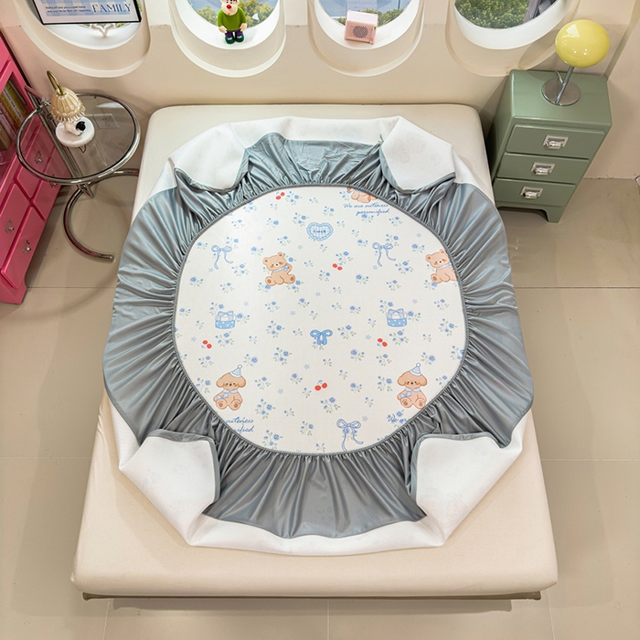 91家纺网 家纺一手货源 找家纺 丝羽坊 2026新款小版印花碳光冰丝凉席床笠款 蓝花熊语