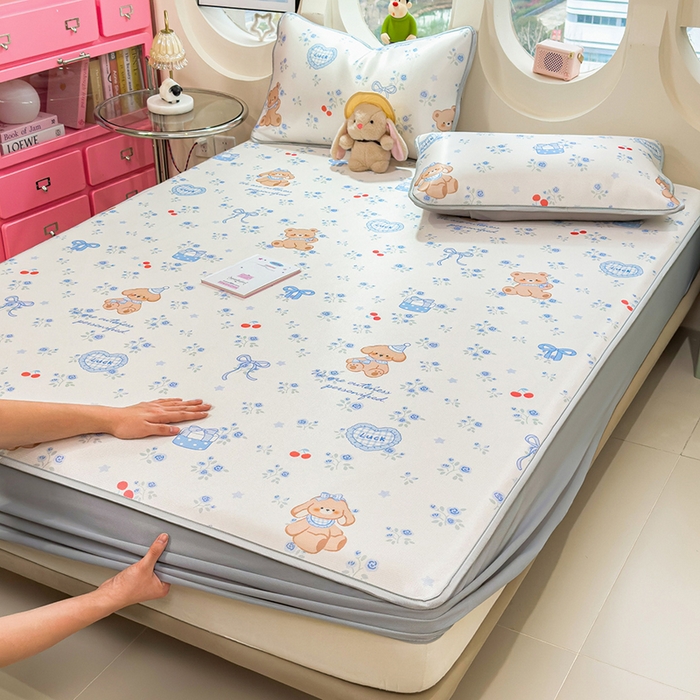 91家纺网 家纺一手货源 找家纺 丝羽坊 2026新款小版印花碳光冰丝凉席床笠款 蓝花熊语