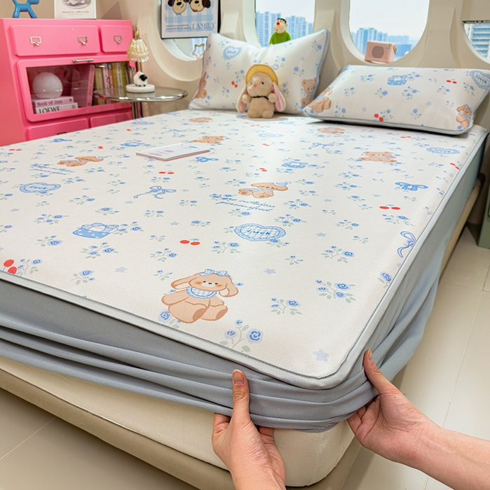 91家纺网 家纺一手货源 找家纺 丝羽坊 2026新款小版印花碳光冰丝凉席床笠款 蓝花熊语