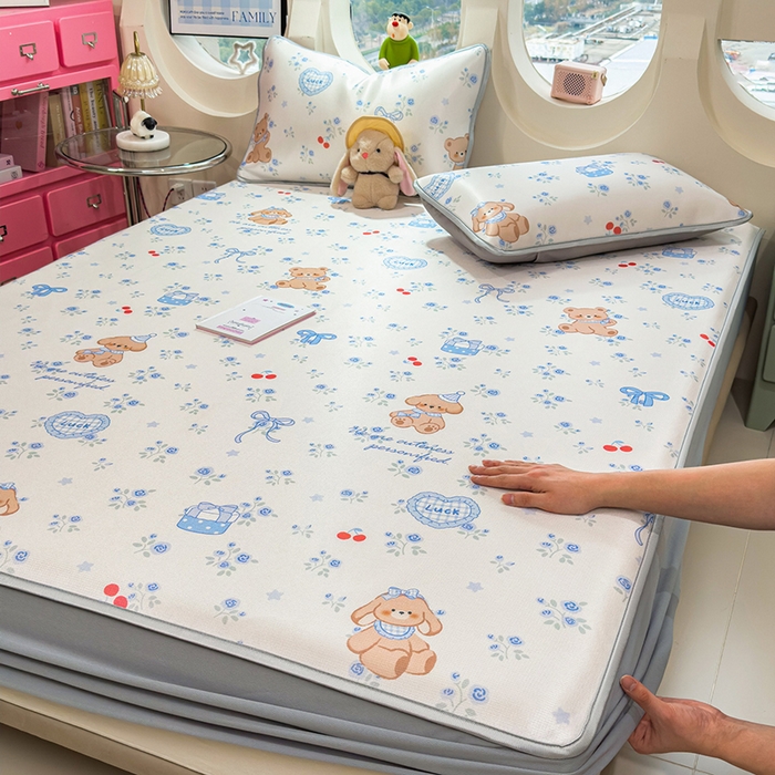 91家纺网 家纺一手货源 找家纺 丝羽坊 2026新款小版印花碳光冰丝凉席床笠款 蓝花熊语