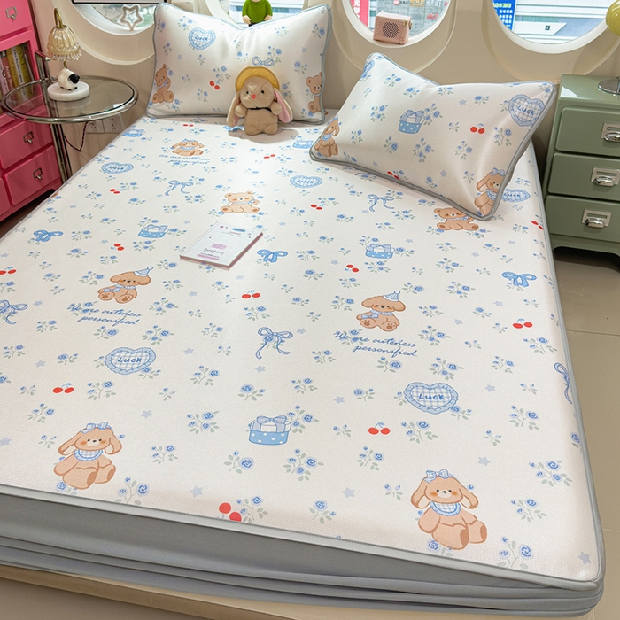 91家纺网 家纺一手货源 找家纺 丝羽坊 2026新款小版印花碳光冰丝凉席床笠款 蓝花熊语