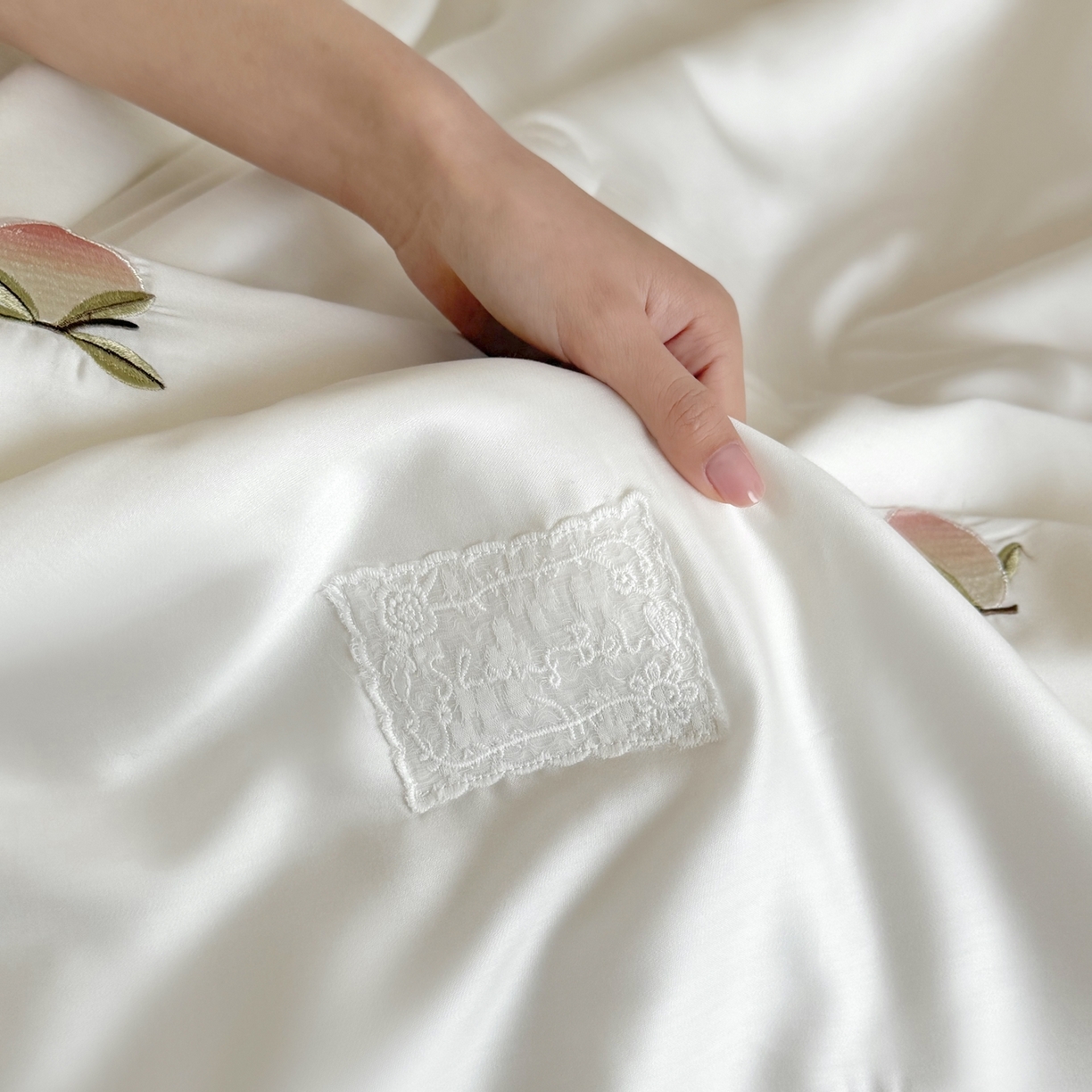 91家纺网 家纺一手货源 找家纺 鹿班家居 2026新款60S兰精天丝刺绣夏被夏凉被空调被-粉色桃桃（标准会员-20元） 粉色桃桃-粉色