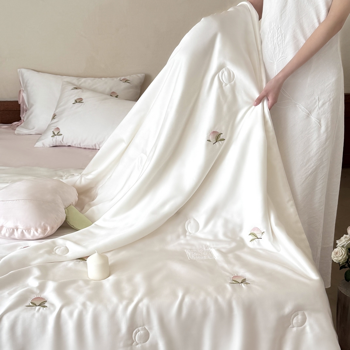 91家纺网 家纺一手货源 找家纺 鹿班家居 2026新款60S兰精天丝刺绣夏被夏凉被空调被-粉色桃桃（标准会员-20元） 粉色桃桃-粉色