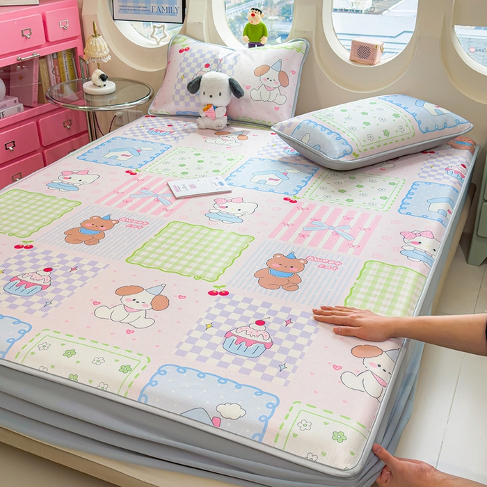 91家纺网 家纺一手货源 找家纺 丝羽坊 2026新款小版印花碳光冰丝凉席床笠款 小甜心