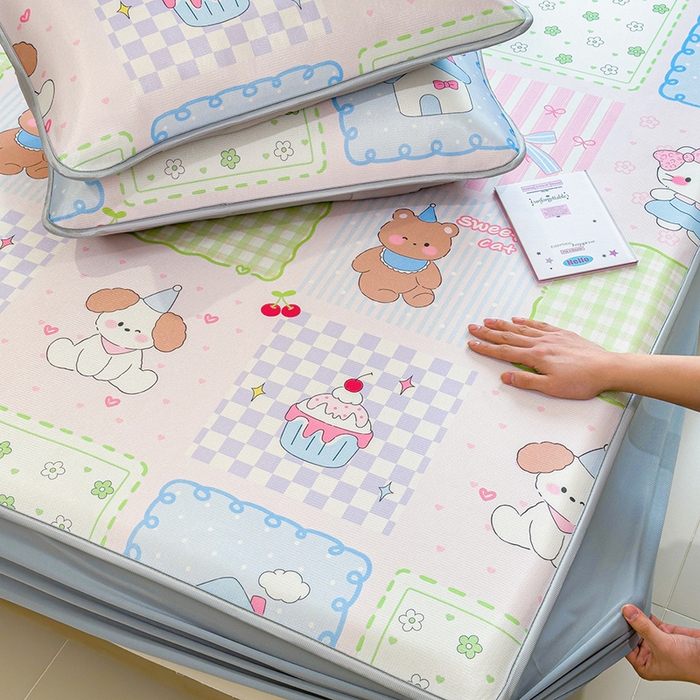 91家纺网 家纺一手货源 找家纺 丝羽坊 2026新款小版印花碳光冰丝凉席床笠款 小甜心