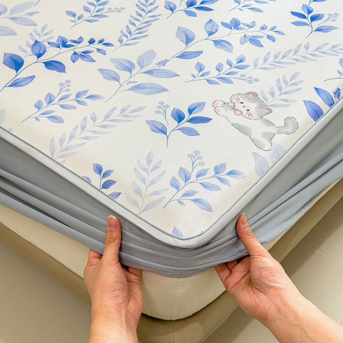 91家纺网 家纺一手货源 找家纺 丝羽坊 2026新款小版印花碳光冰丝凉席床笠款 云漫花絮