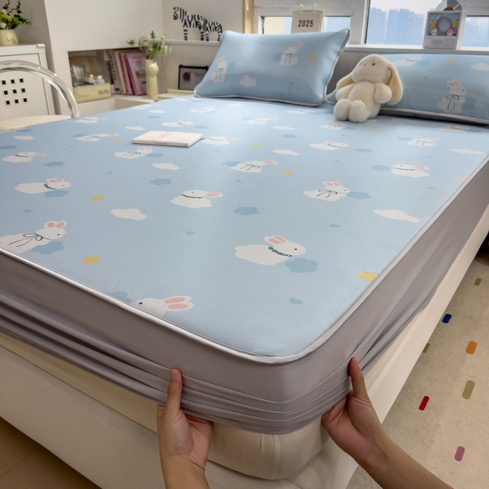 91家纺网 家纺一手货源 找家纺 丝羽坊 2026新款小版印花碳光冰丝凉席床笠款 兔宝