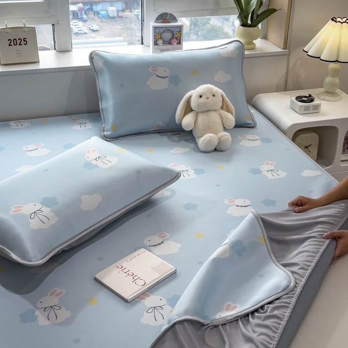 91家纺网 家纺一手货源 找家纺 丝羽坊 2026新款小版印花碳光冰丝凉席床笠款 兔宝