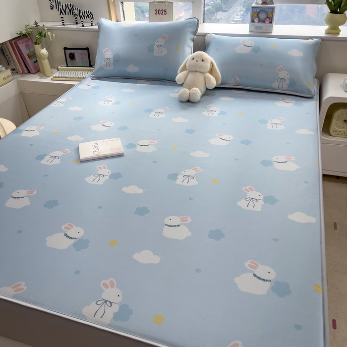 91家纺网 家纺一手货源 找家纺 丝羽坊 2026新款小版印花碳光冰丝凉席床笠款 兔宝