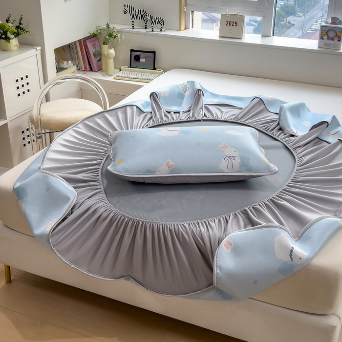 91家纺网 家纺一手货源 找家纺 丝羽坊 2026新款小版印花碳光冰丝凉席床笠款 兔宝