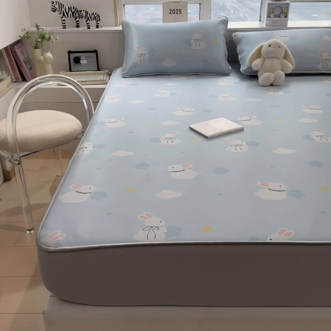 91家纺网 家纺一手货源 找家纺 丝羽坊 2026新款小版印花碳光冰丝凉席床笠款 兔宝