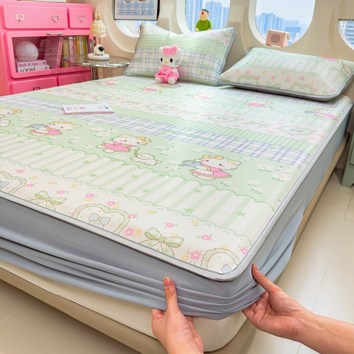 91家纺网 家纺一手货源 找家纺 丝羽坊 2026新款小版印花碳光冰丝凉席床笠款 春日猫记