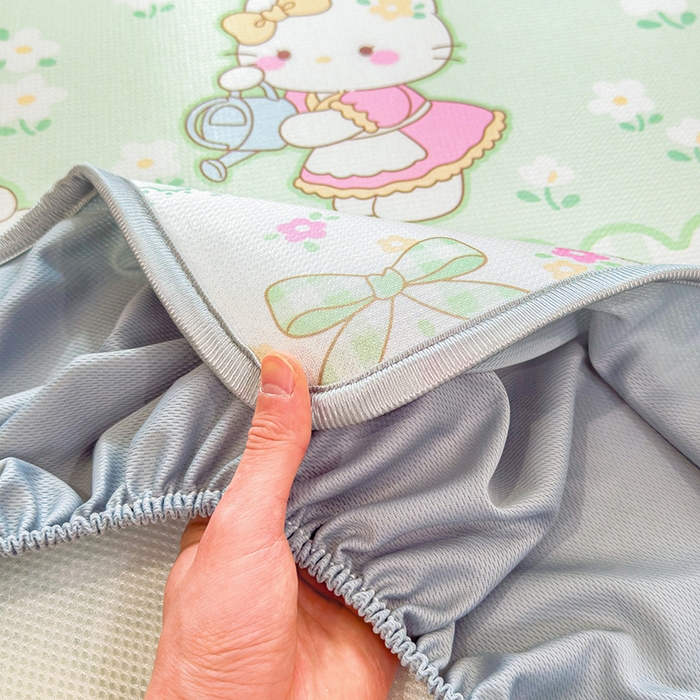 91家纺网 家纺一手货源 找家纺 丝羽坊 2026新款小版印花碳光冰丝凉席床笠款 春日猫记