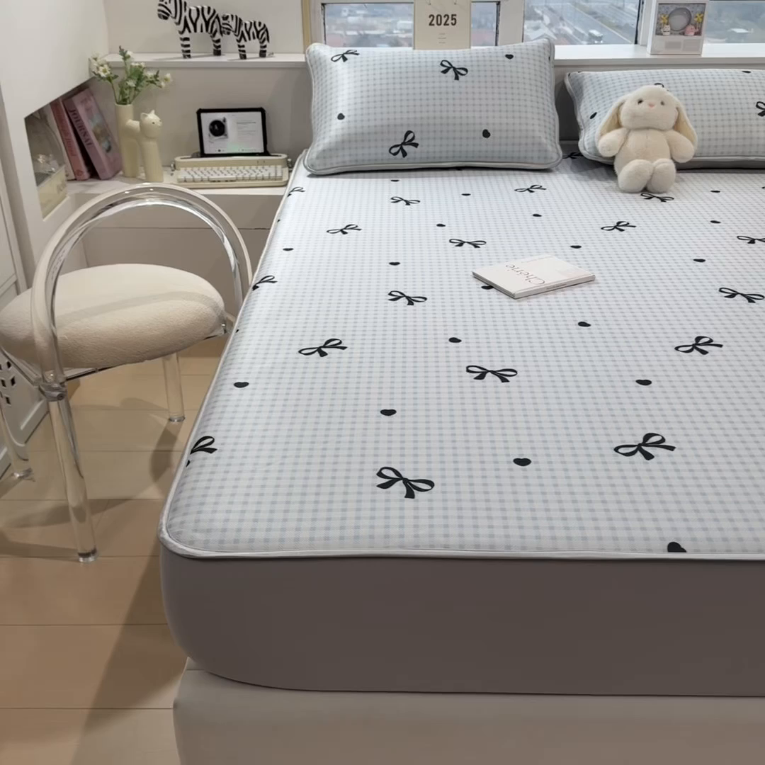 91家纺网 家纺一手货源 找家纺 丝羽坊 2026新款小版印花碳光冰丝凉席床笠款 春日猫记