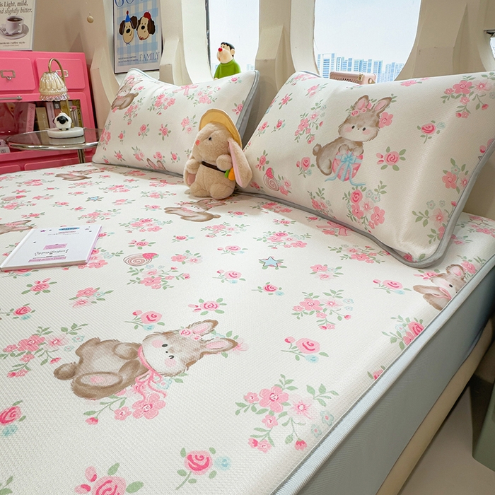 91家纺网 家纺一手货源 找家纺 丝羽坊 2026新款小版印花碳光冰丝凉席床笠款 花甜猫