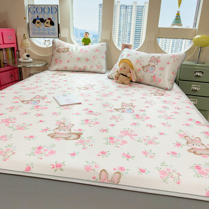 91家纺网 家纺一手货源 找家纺 丝羽坊 2026新款小版印花碳光冰丝凉席床笠款 花甜猫