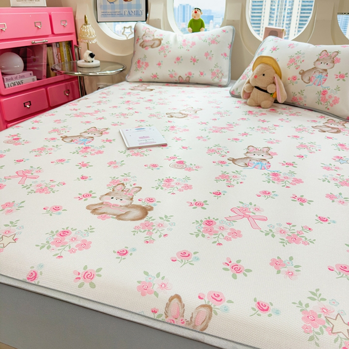 91家纺网 家纺一手货源 找家纺 丝羽坊 2026新款小版印花碳光冰丝凉席床笠款 花甜猫