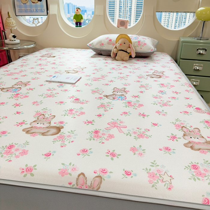 91家纺网 家纺一手货源 找家纺 丝羽坊 2026新款小版印花碳光冰丝凉席床笠款 花甜猫