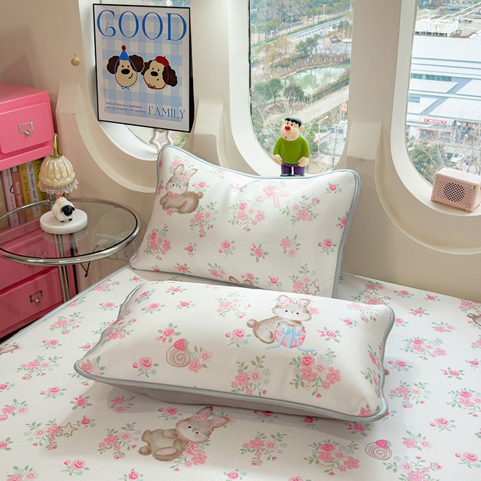 91家纺网 家纺一手货源 找家纺 丝羽坊 2026新款小版印花碳光冰丝凉席床笠款 花甜猫