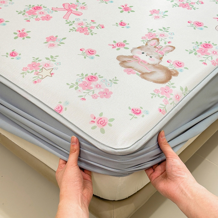 91家纺网 家纺一手货源 找家纺 丝羽坊 2026新款小版印花碳光冰丝凉席床笠款 花甜猫