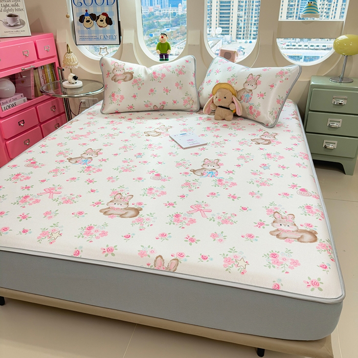 91家纺网 家纺一手货源 找家纺 丝羽坊 2026新款小版印花碳光冰丝凉席床笠款 花甜猫