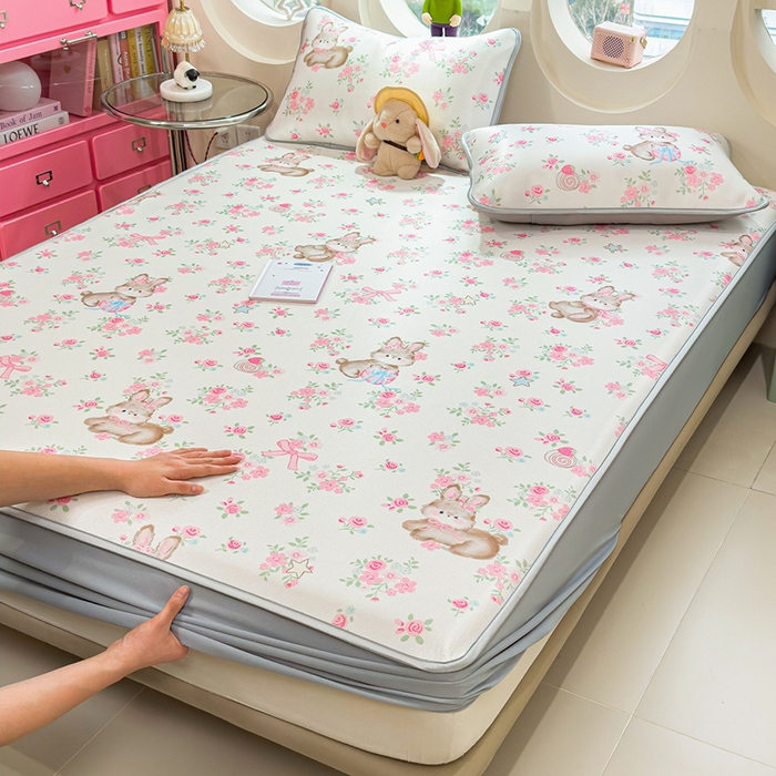 91家纺网 家纺一手货源 找家纺 丝羽坊 2026新款小版印花碳光冰丝凉席床笠款 花甜猫