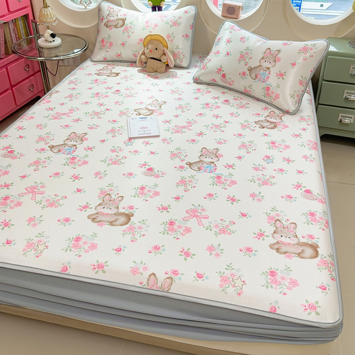 91家纺网 家纺一手货源 找家纺 丝羽坊 2026新款小版印花碳光冰丝凉席床笠款 花甜猫